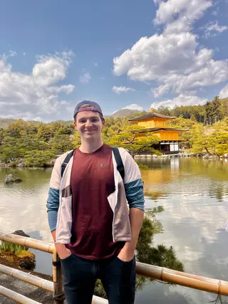 Vor dem Goldenen Pavillon Kinkaku-ji in Kyoto
